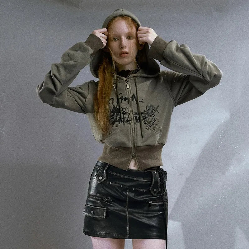 Sokak tarzı hoodie, rahat ve şık bir görünüm sunar.