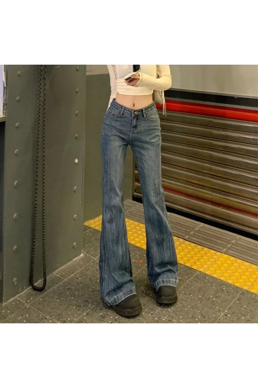 Vintage tarzı ispanyol paça kesim denim kot.