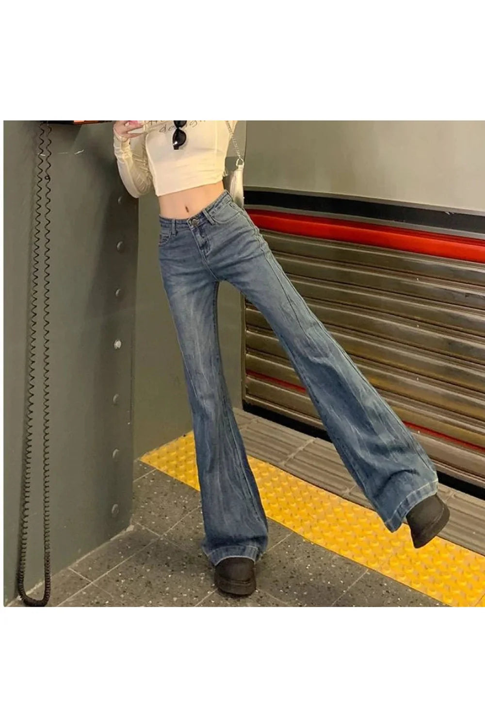 Vintage tarzıyla dikkat çeken ispanyol paça denim kot.