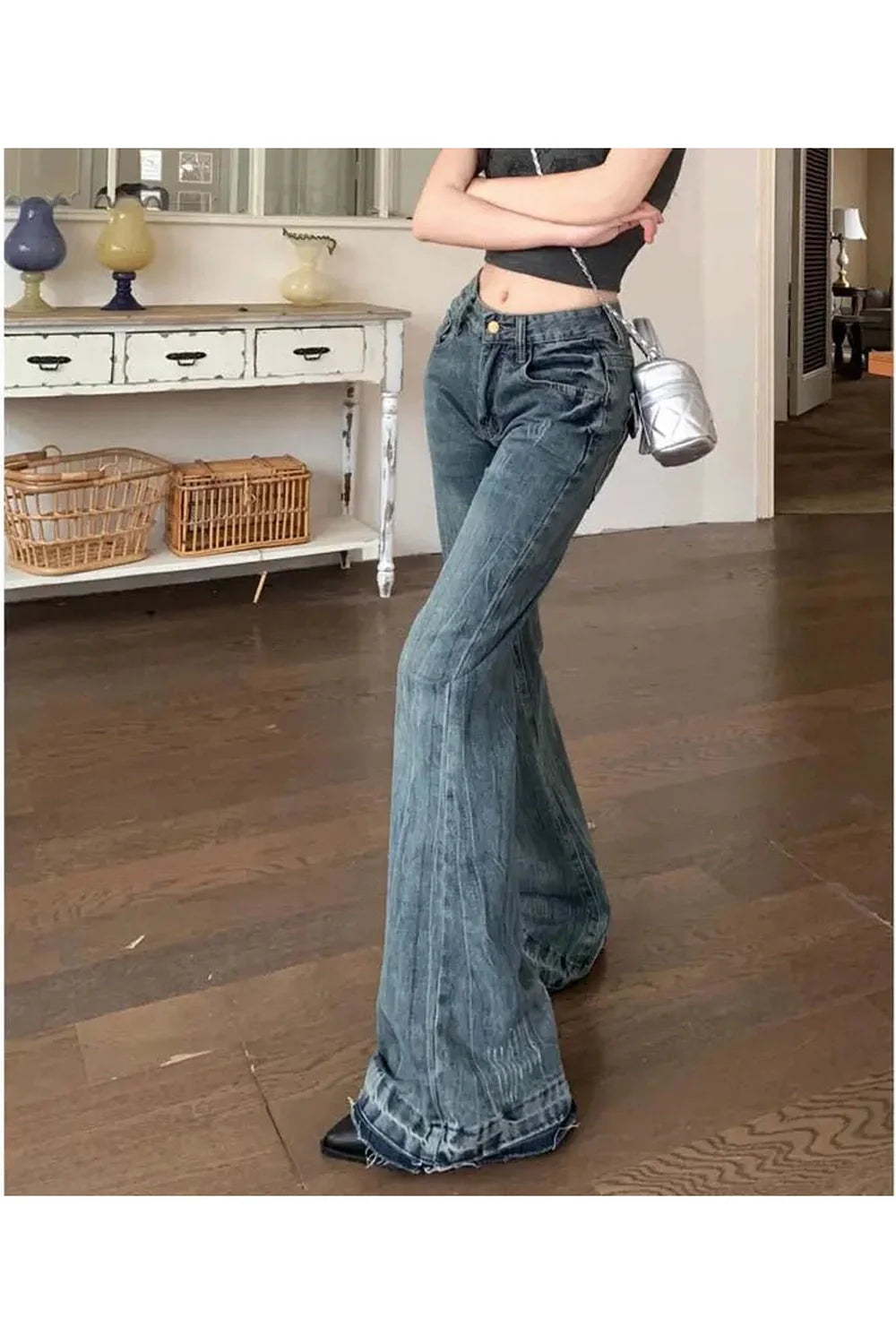 Vintage tarzıyla ispanyol paça kesim denim kot.