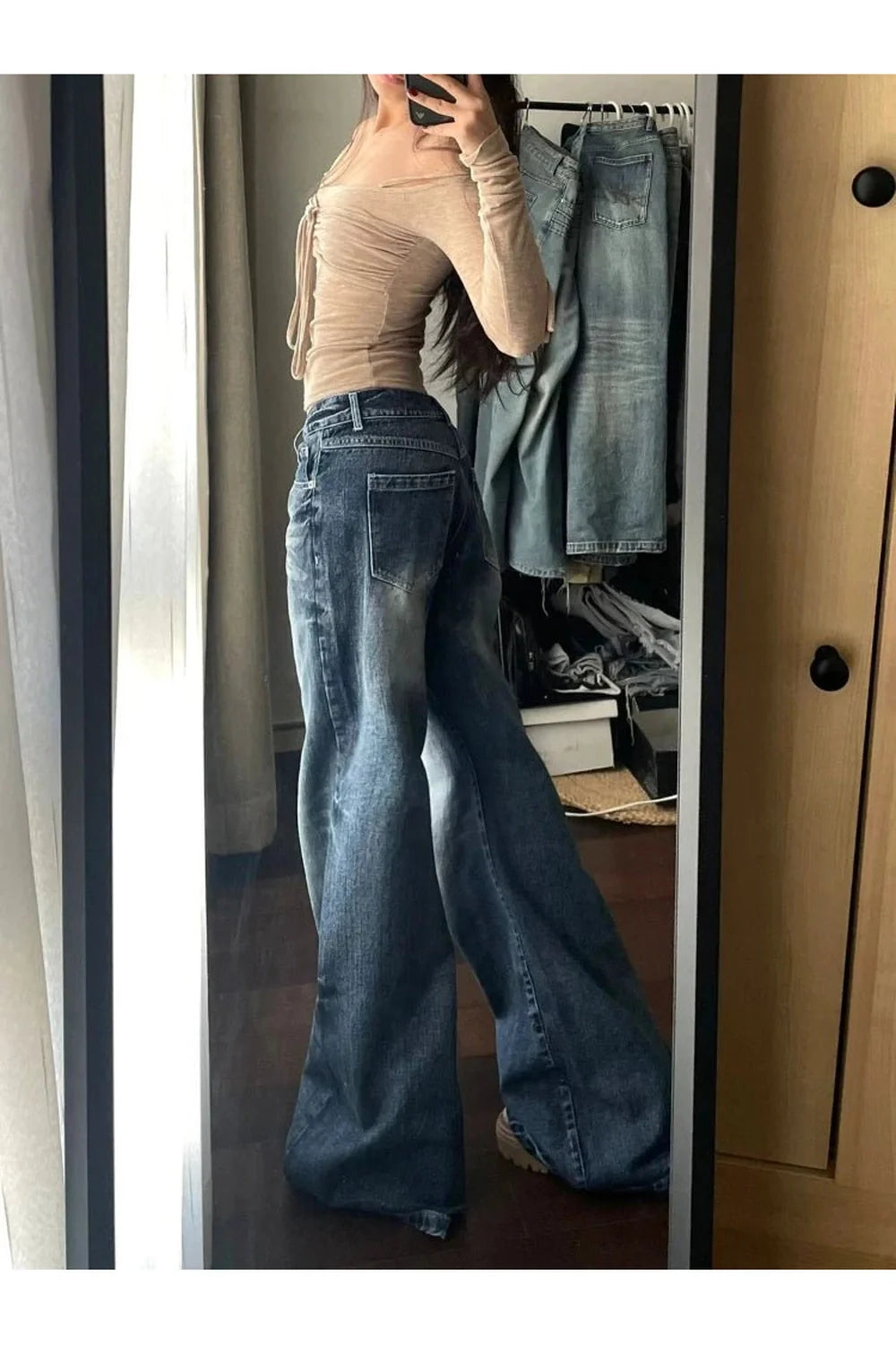 Sonbahar esintilerini yansıtan vintage tarzında kot pantolon.