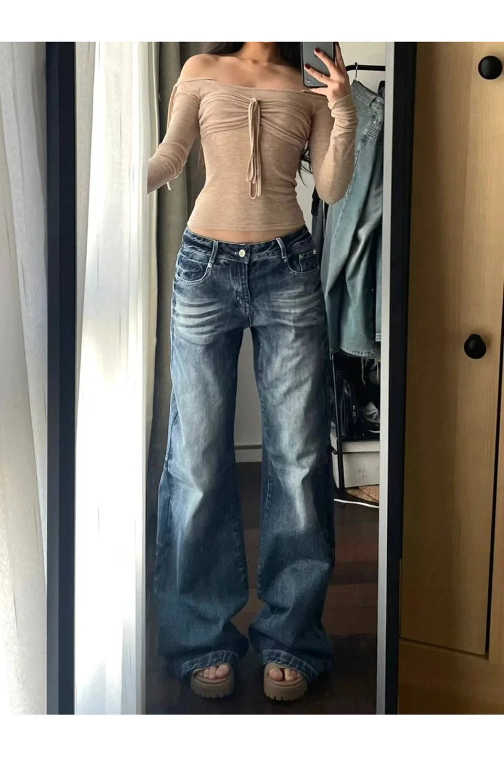 Sonbahar esintileriyle vintage stilde yıkanmış, bol paça kot.