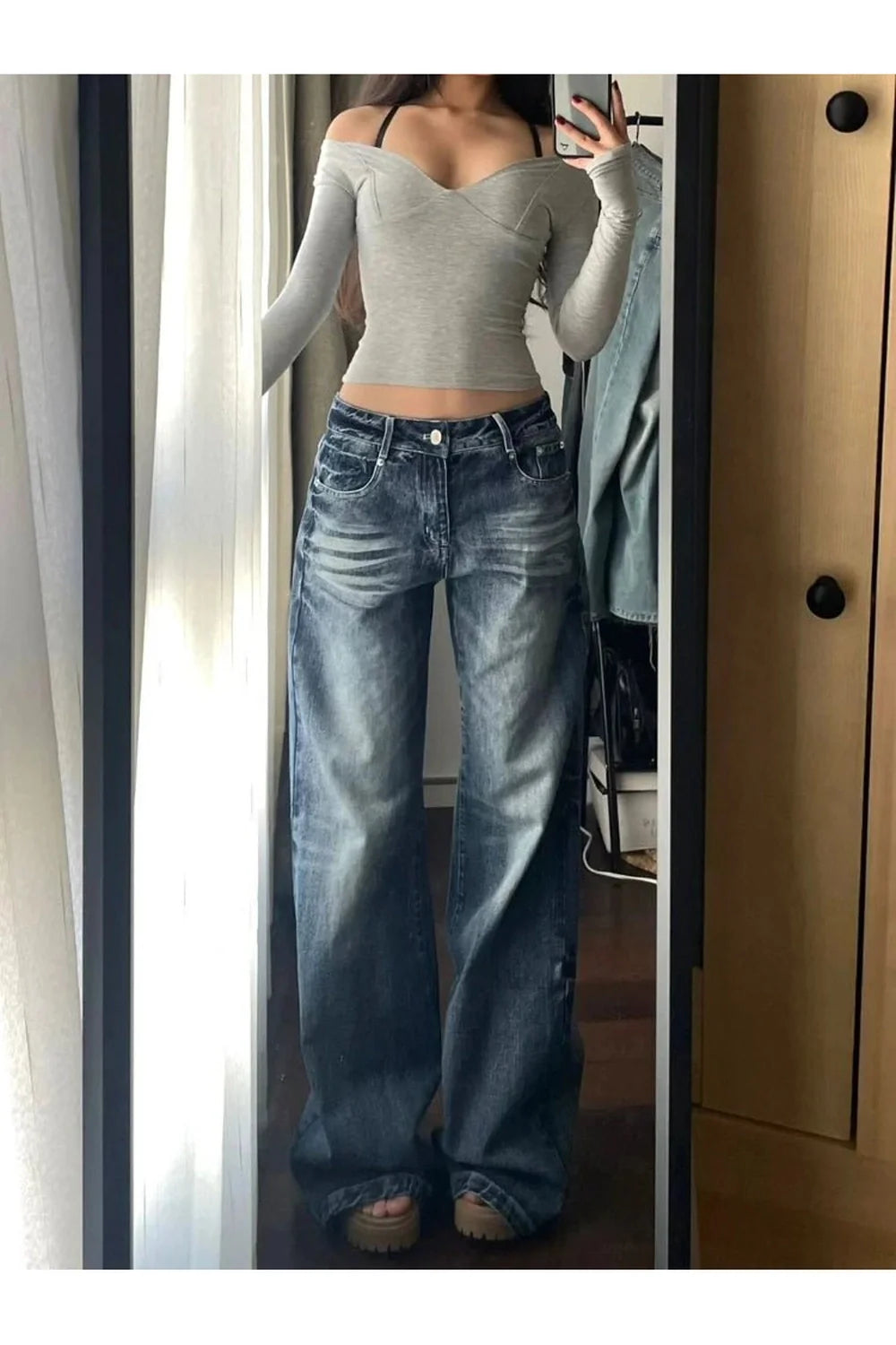 Sonbahar tonlarında vintage tarzıyla yıkanmış, bol paça kot.