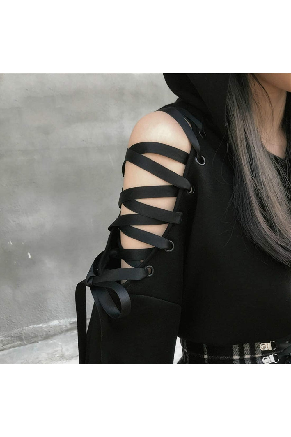 Sonbahar esintilerini yansıtan cadı tarzı uzun kollu crop hoodie.