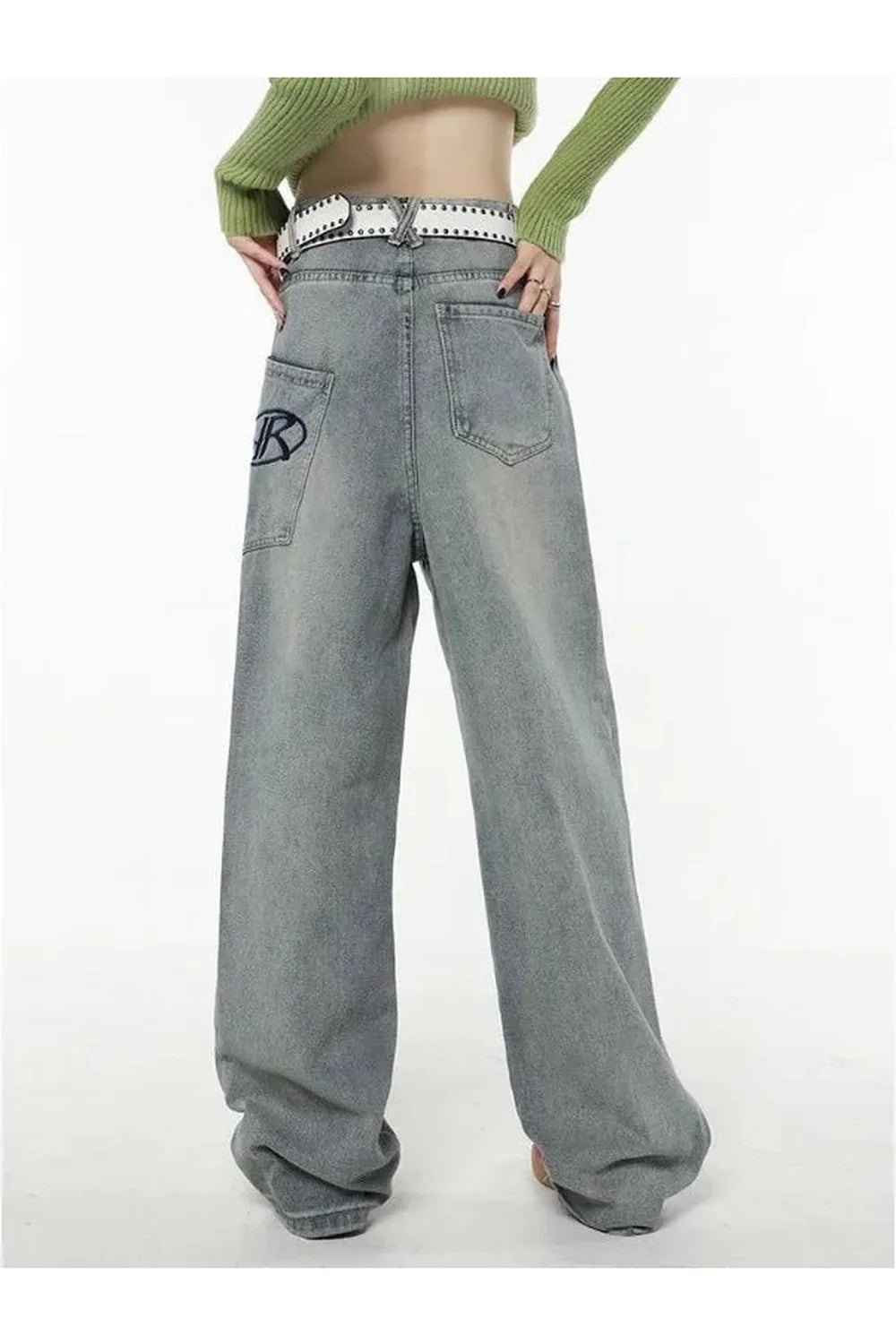 Y2K moda akımını yansıtan bol kesimli kot pantolon.