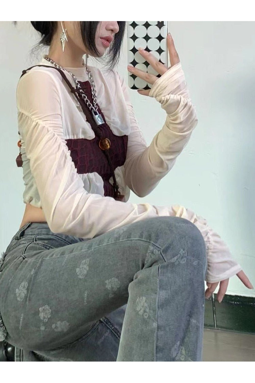 Y2K moda etkisiyle tasarlanmış balıkçı yaka file üst.
