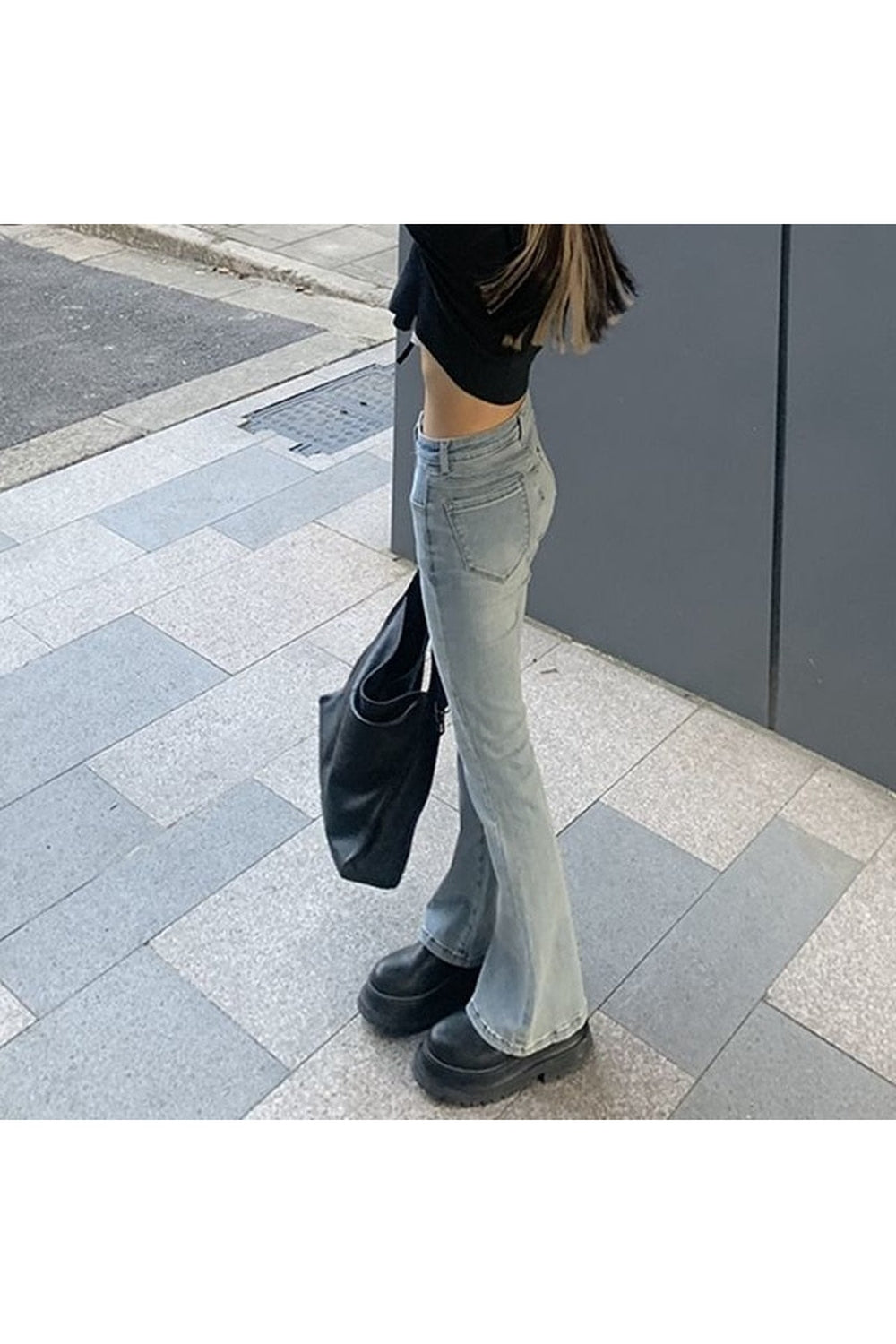 90’lar tarzı geniş paçalı kot pantolon doğal ve cool bir görünüm sunar.