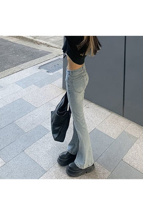 90’lar tarzı geniş paçalı kot pantolon doğal ve cool bir görünüm sunar.