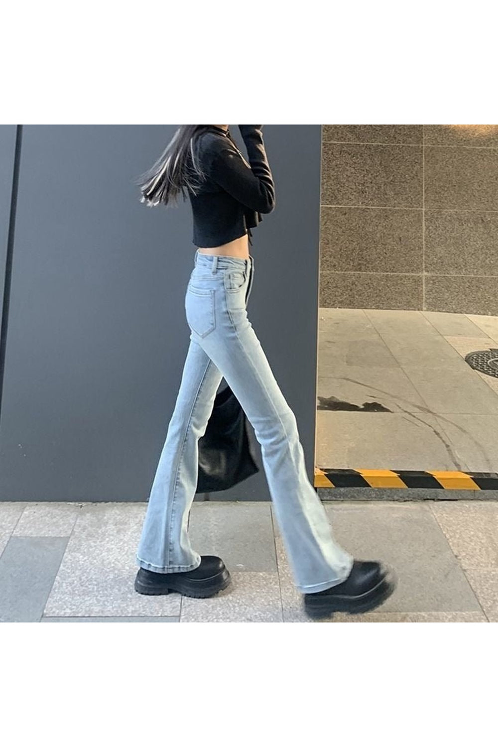 90’lar rüzgarını yansıtan ispanyol paça kot pantolon.