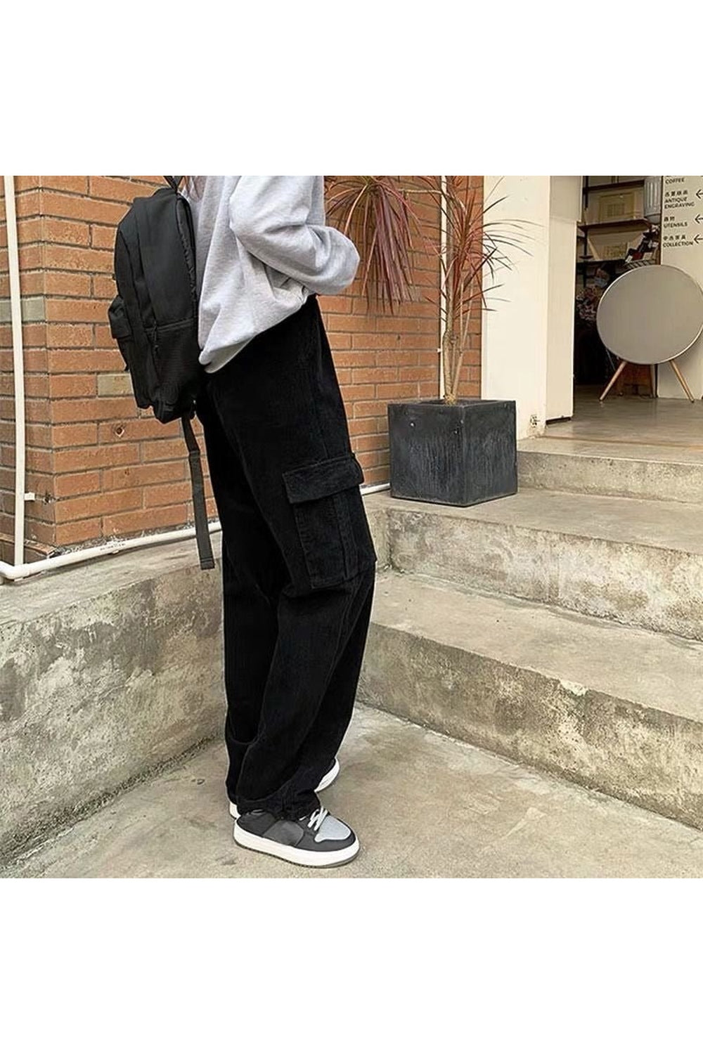 90’ların nostaljik havasını yansıtan kadife pantolon.