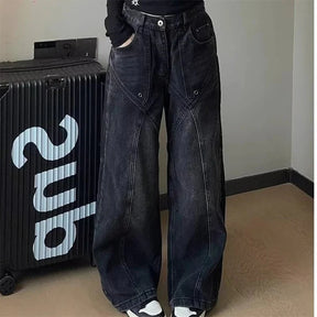 90’lar esintili vintage kot pantolon, geniş kesimiyle dikkat çeker.