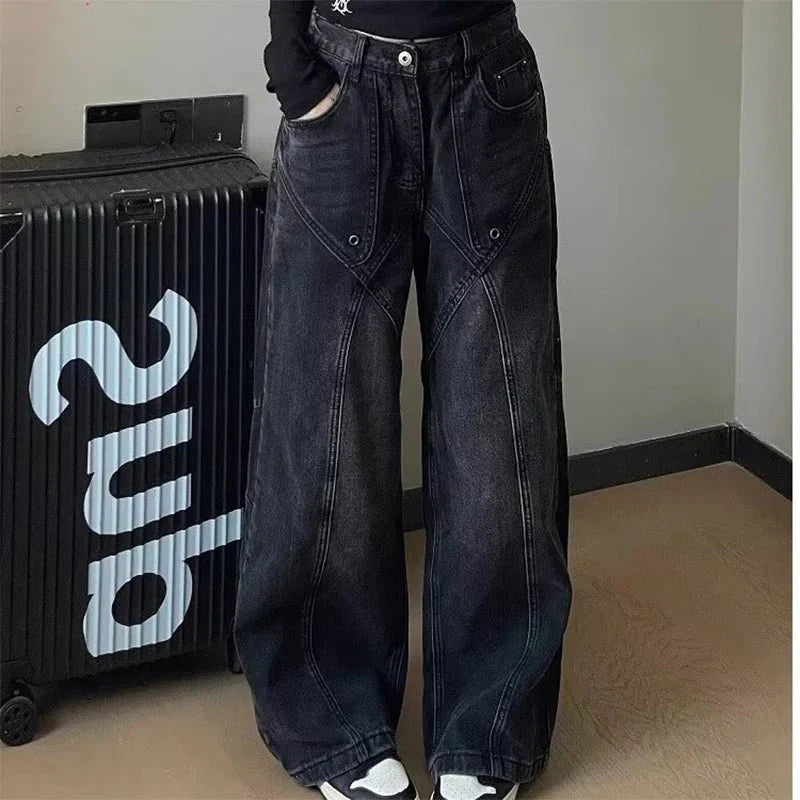 90’lar esintili vintage kot pantolon, geniş kesimiyle dikkat çeker.