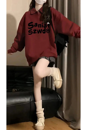 Retro tarzda fermuar detaylı harf desenli sweatshirt.