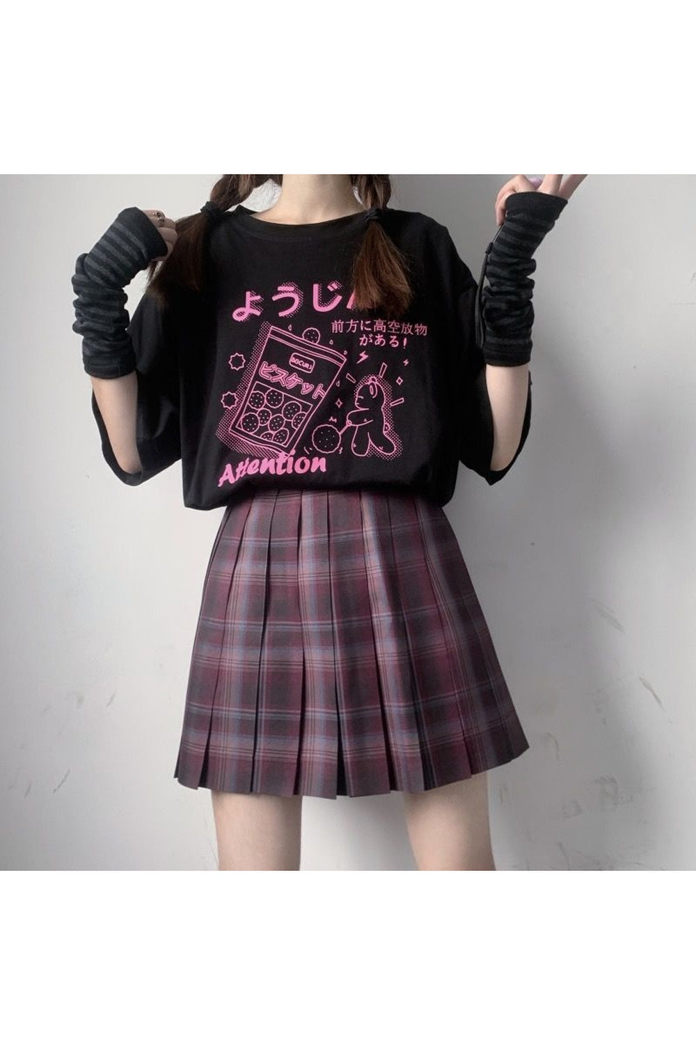 Gotik tarzıyla tasarlanmış, punk etkisi taşıyan tişört.