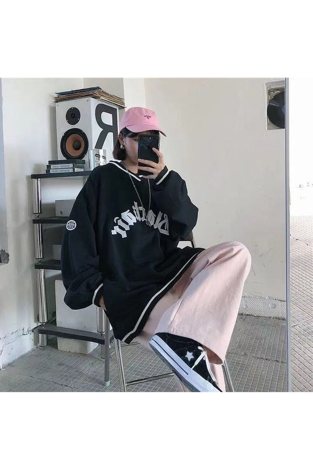 Aestetik harf desenli geniş kesim sweatshirt görselde öne çıkıyor.