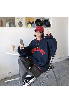 Oversize kesimli, harf baskılı şık sweatshirt tasarımı.