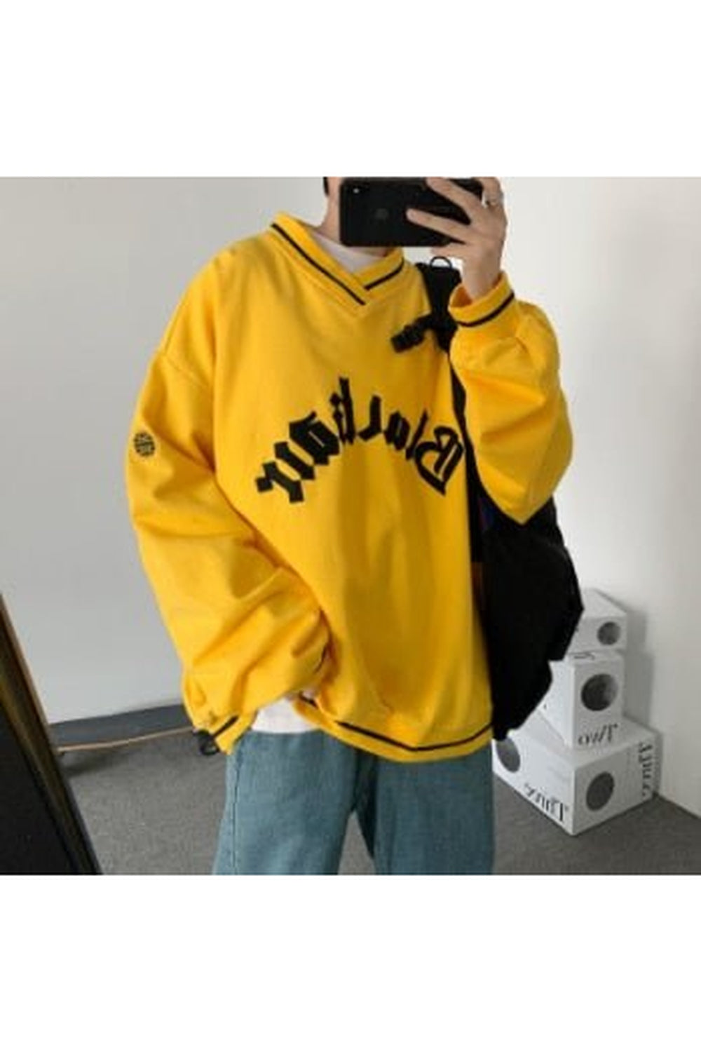 Geniş kesimli sweatshirt, estetik harf baskı detaylarıyla modern.