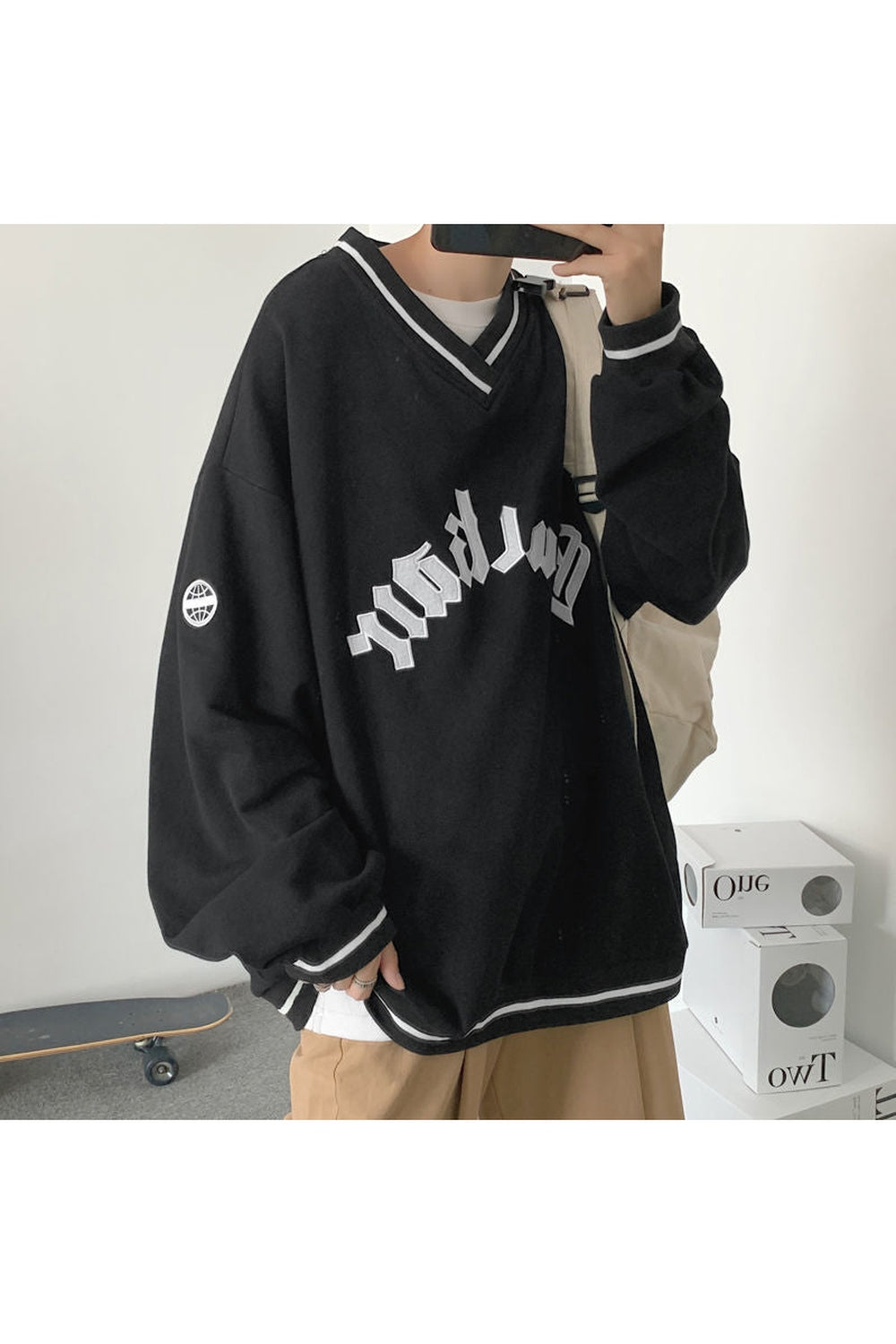 Aesthetic harf desenli geniş kesim sweatshirt, sokak modasına uygun.
