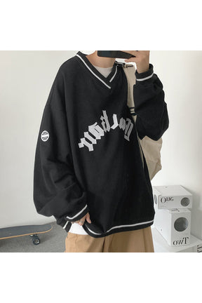 Aesthetic harf desenli geniş kesim sweatshirt, sokak modasına uygun.