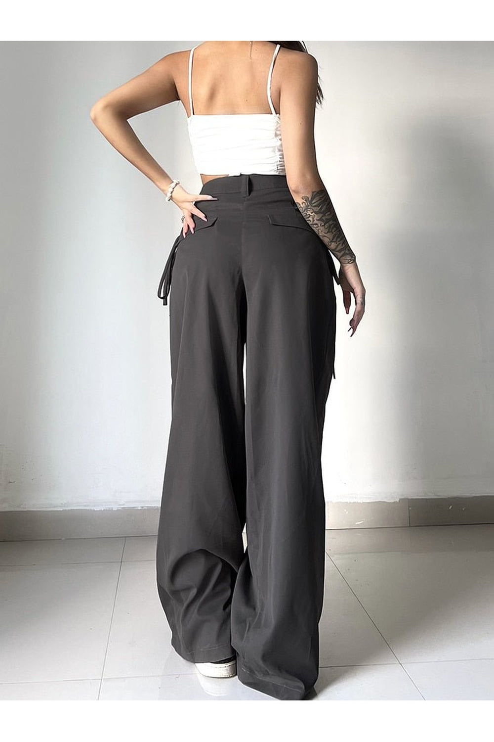 Beyaz Aesthetic Bol Oversize Pantolon, rahat ve şık bir görünüm sunar.