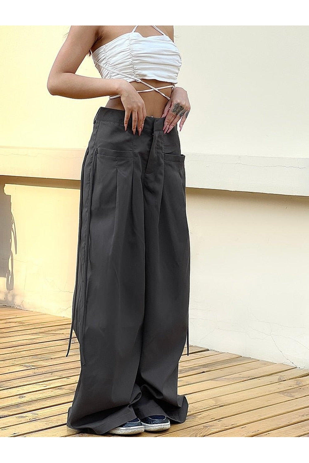 Geniş kesimli ve rahat  Aesthetic Bol Oversize Pantolon  şıklığıyla öne çıkıyor.
