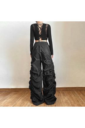 Alternatif kesimiyle şık ve rahat pantolon modeli.
