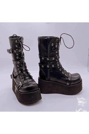 Alternatif Couture Platform Gotik Botlar, gotik tarzıyla öne çıkan platform tabanlı botlar.