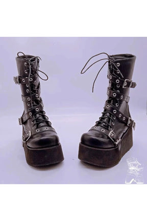 Alternatif Couture Platform Gotik Botlar, gotik tarzıyla dikkat çeken platform botlar.