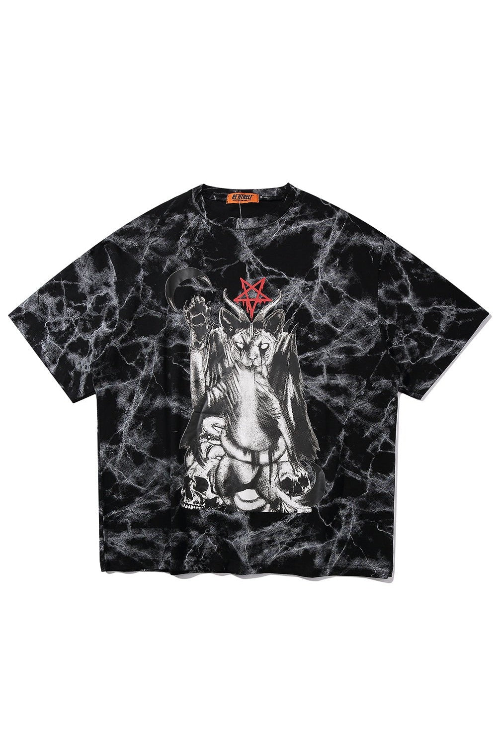 Alternatif Gotik tarzda siyah renkte oversize tişört.