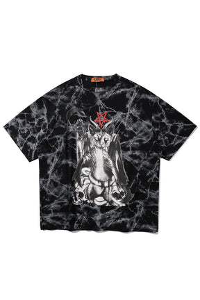 Alternatif Gotik tarzda siyah renkte oversize tişört.