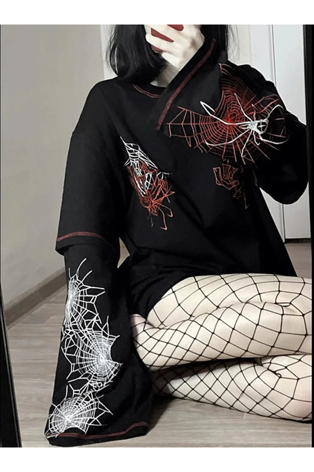 Sonbahar stilini yansıtan rahat ve uzun kollu hoodie.