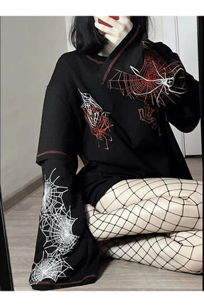 Sonbahar stilini yansıtan rahat ve uzun kollu hoodie.