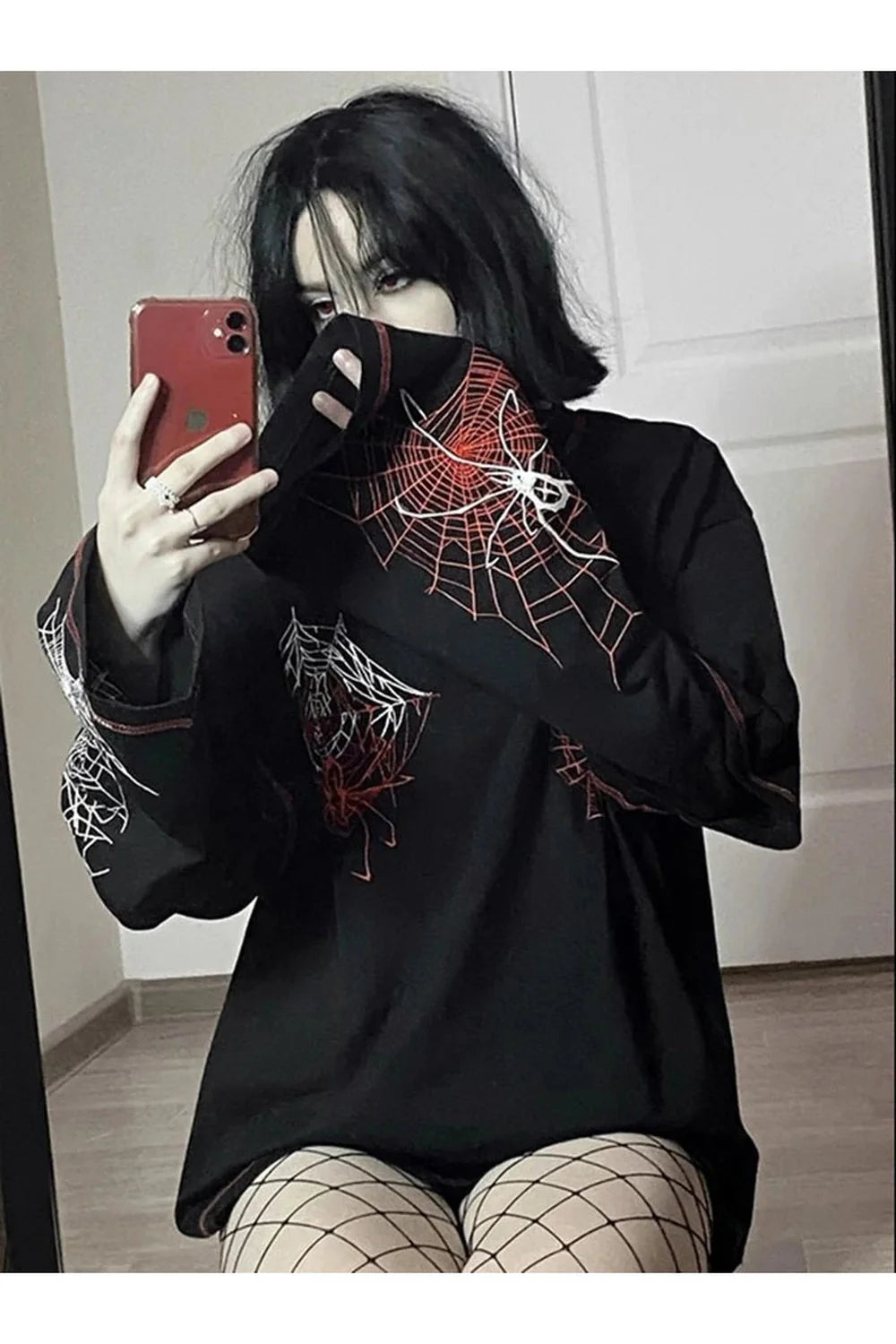 Sonbahar esintilerini yansıtan uzun kollu hoodie.