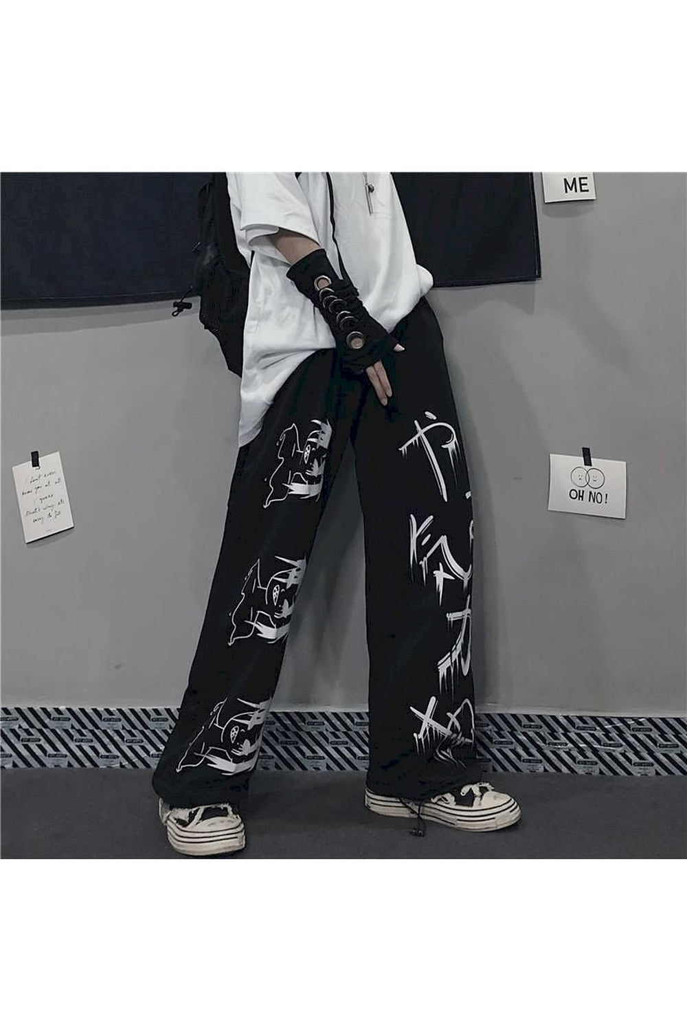 Anime Gotik Siyah Pantolon, görseldeki siyah modern tarzı yansıtıyor.