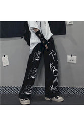 Anime Gotik Siyah Pantolon, görseldeki siyah modern tarzı yansıtıyor.