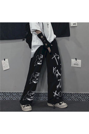 Anime Gotik Siyah Pantolon, görseldeki siyah modern tarzı yansıtıyor.