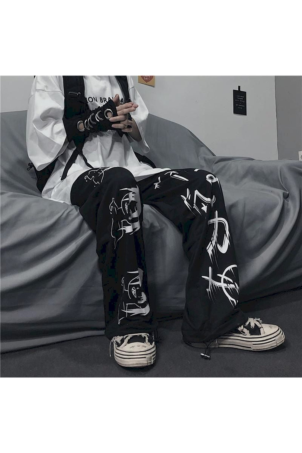 Anime Gotik Siyah Pantolon, güçlü ve stil sahibi görünüm için ideal.