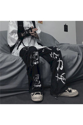 Anime Gotik Siyah Pantolon, güçlü ve stil sahibi görünüm için ideal.
