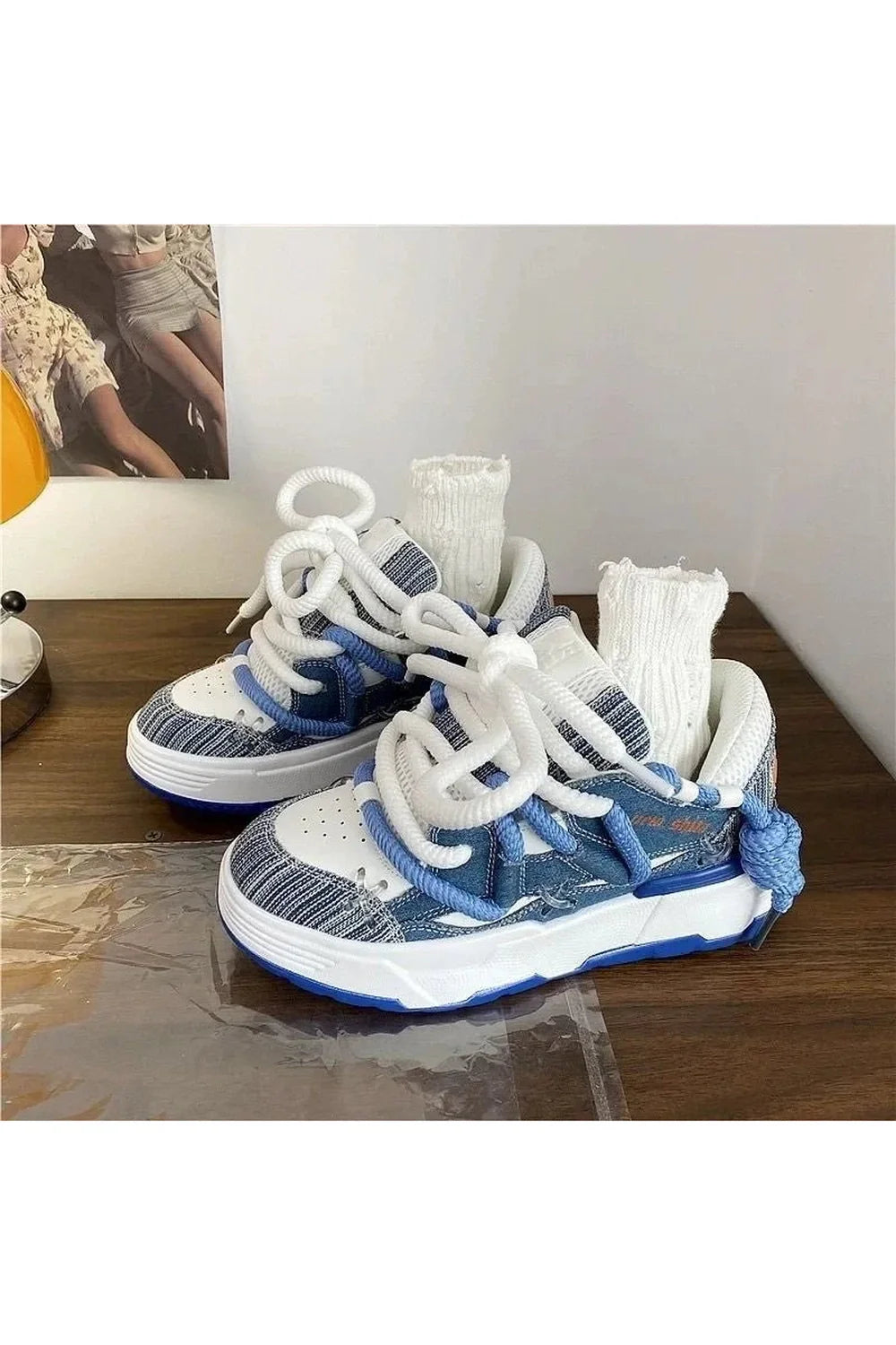 Mavi tonlarda dalga desenli spor ayakkabı modeli.