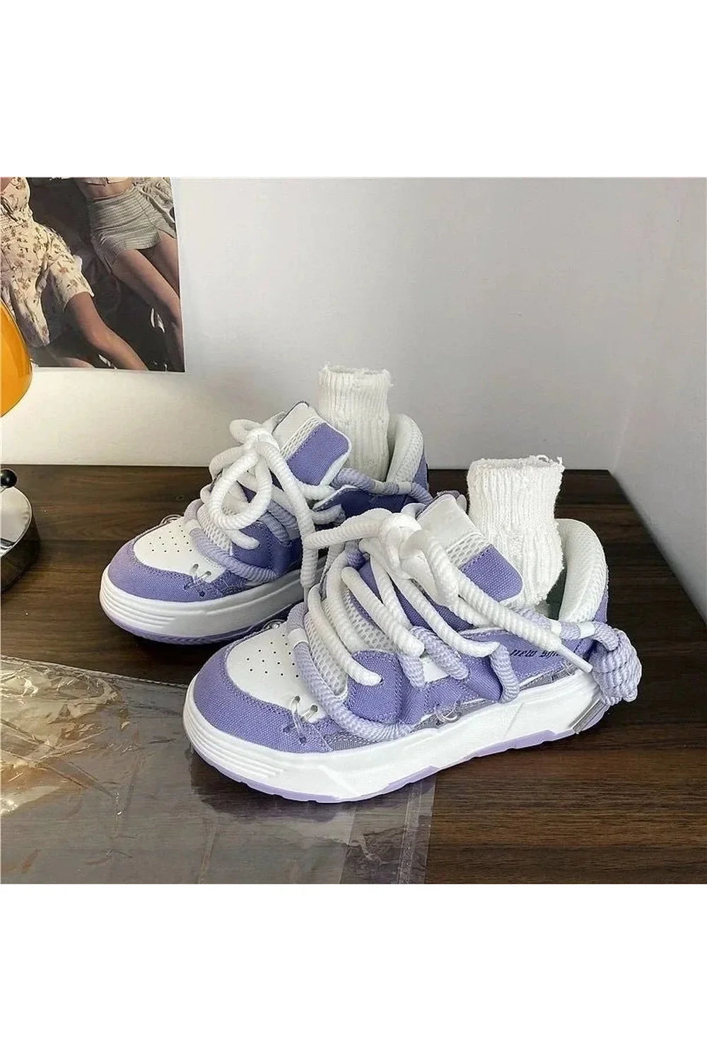 Mavi tonlardaki Azure Dalga Spor Ayakkabı hareketli ve şık.