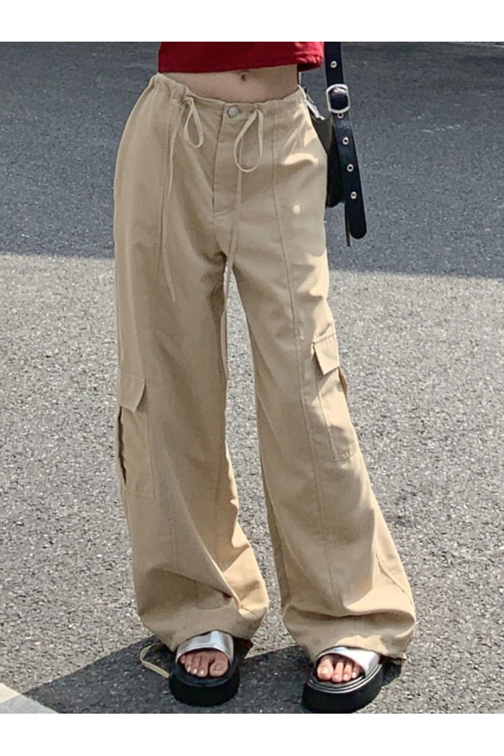 Bol kesim vintage kargo pantolon, rahat ve şık görünüm.