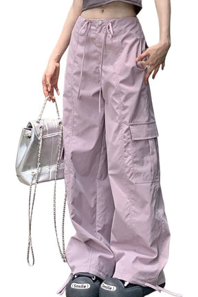 Bol kesim vintage tarzında kargo pantolon modeli.