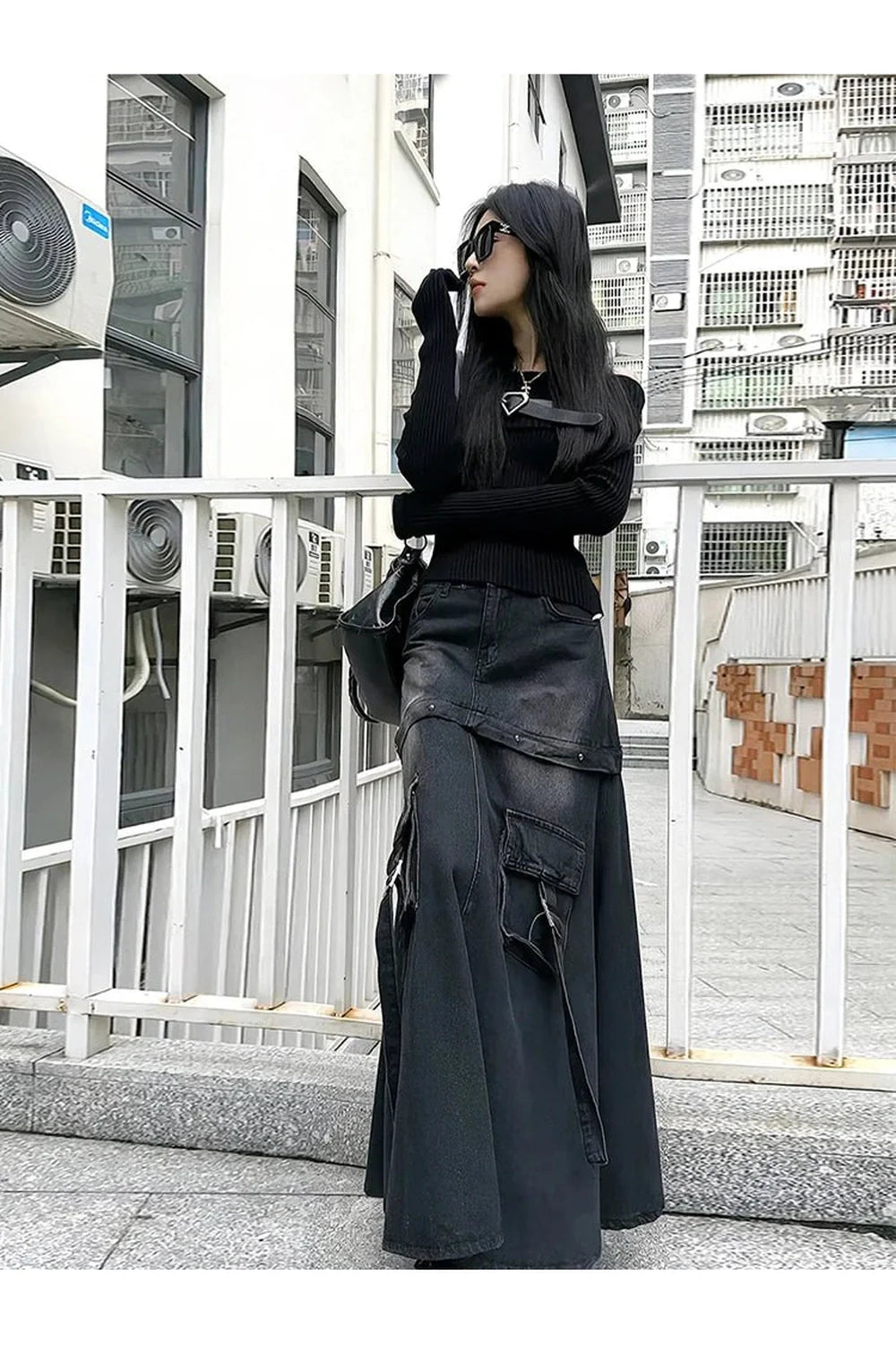 Siyah kot kumaştan yapılmış A kesim etek modeli.
