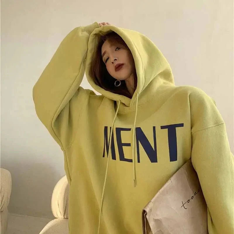 Kalın harf desenli, geniş bedenli kapüşonlu sweatshirt.