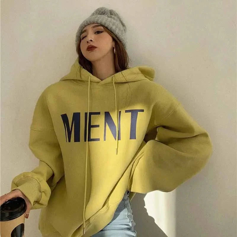 Kalın harf baskılı oversized hoodie, rahat ve şık.