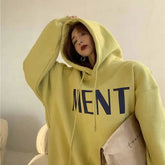 Kalın harf baskılı oversize hoodie, rahat ve şık.