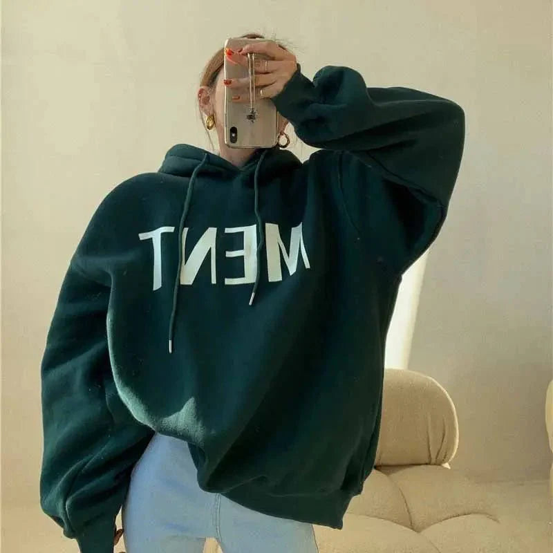 Kalın harf baskılı oversized hoodie, rahat ve şık.