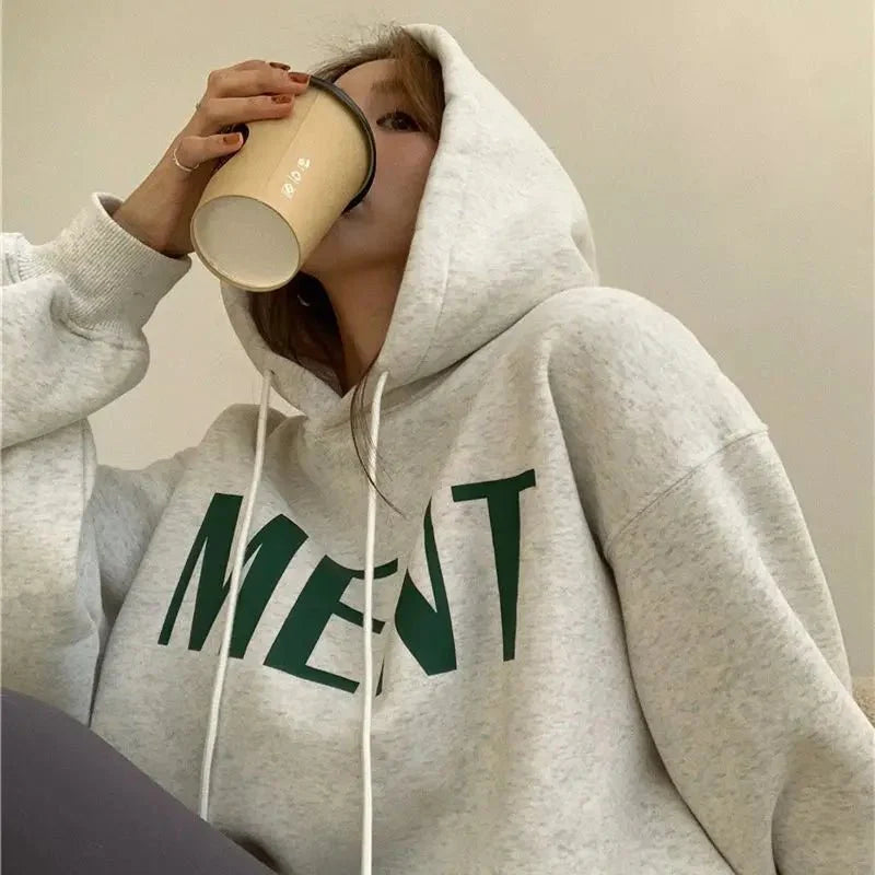 Kalın harf baskılı oversize hoodie, sokak modasına uyum sağlar.
