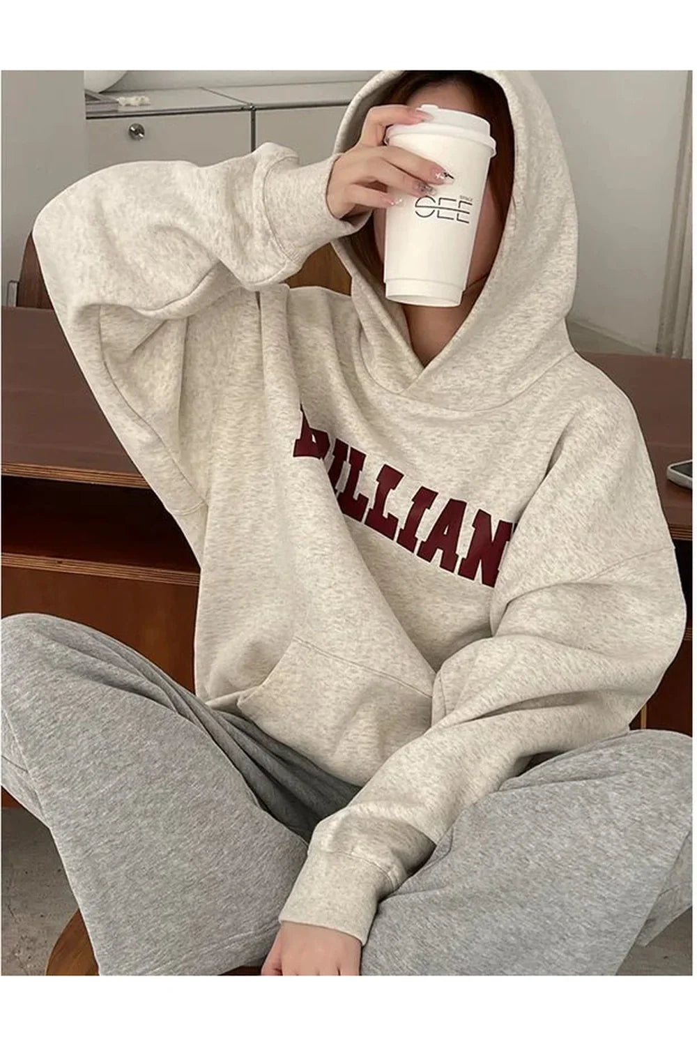 Sonbaharın huzurlu tonlarına bürünen parlak açıklama hoodie.