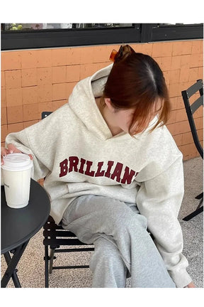 Sonbaharın renklerini yansıtan parlak açıklamalı hoodie tarzı.